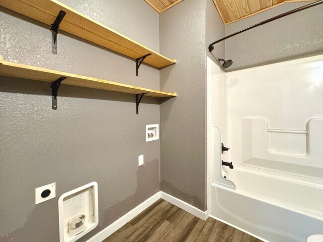 Building Photo - 1 Bedroom/1 Bathroom Tiny Home Cottage in Sulphur Rock