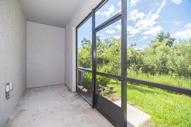 Building Photo - "Charming 3-Bed Sanctuary in Lutz with gre...