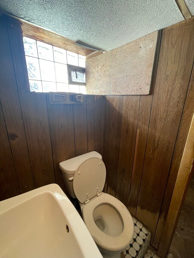 Building Photo - 1611 S Yewdall St