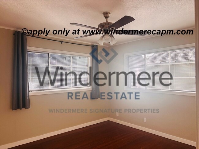 Building Photo - Unbeatable location! ! East Sac 2 bedroom 1 bath Duplex!!