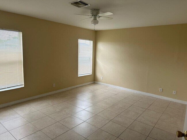 Building Photo - Spacious 3-Bed + Den Home with 2-Car Garag...