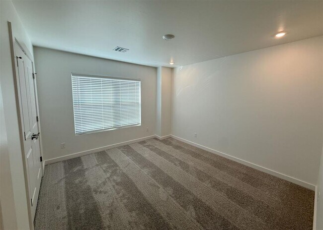 Building Photo - 13112 Maplewood Ave