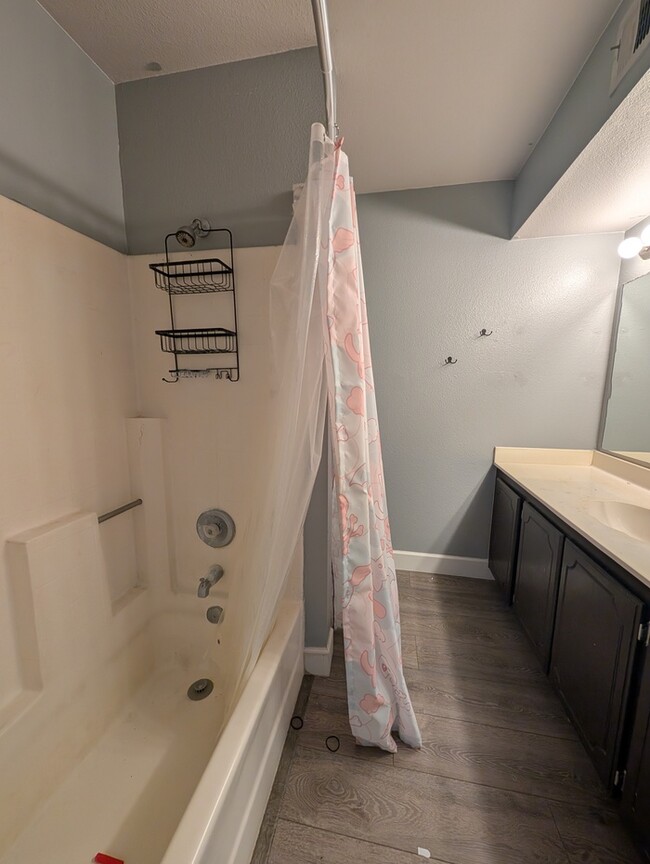 Building Photo - Los Prados Townhome with in unit laundry