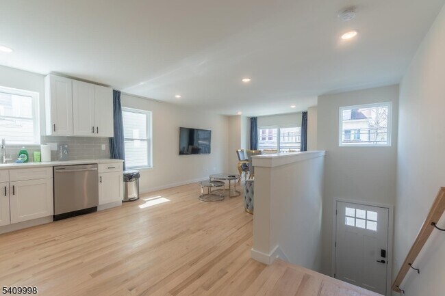 Building Photo - 116 Brookdale Ave