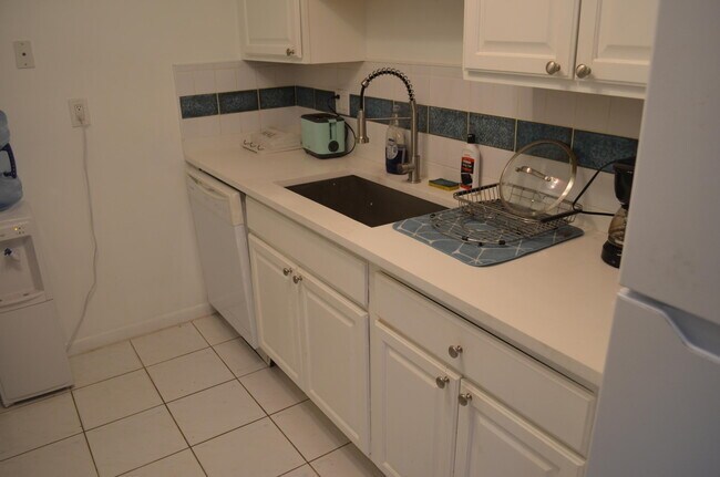 Building Photo - 658 NE 6th Ct