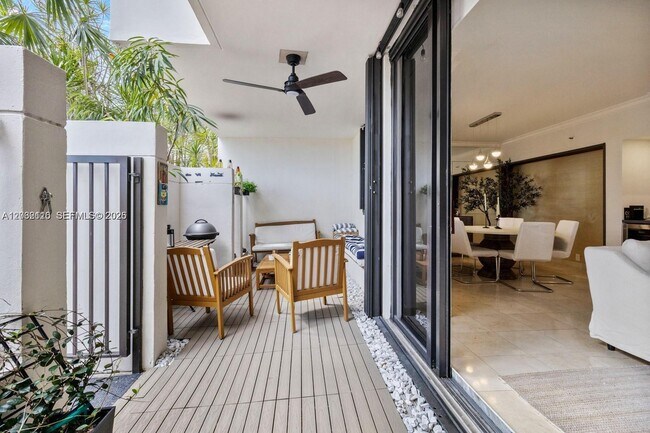 Building Photo - 520 Brickell Key Dr
