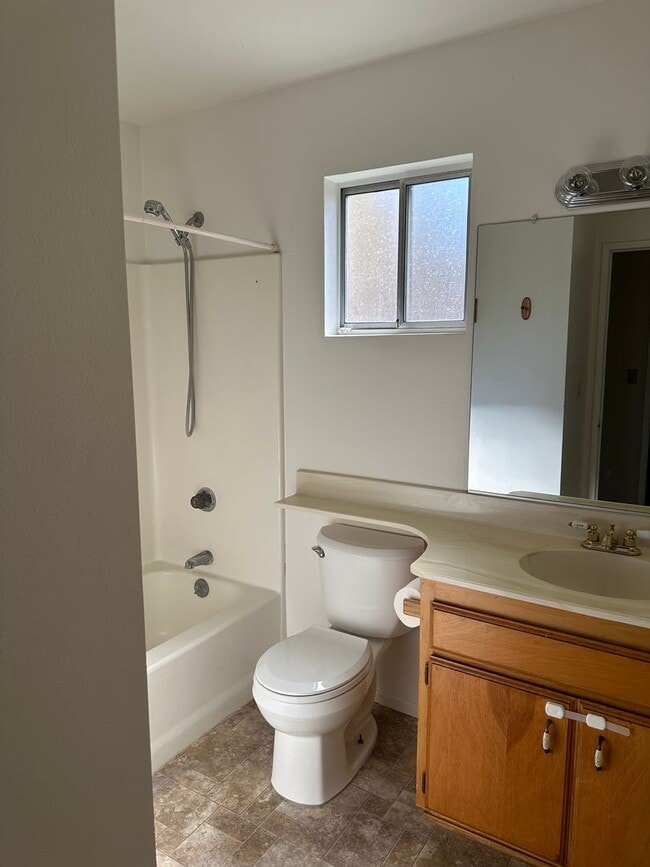 Building Photo - Cute home in templeton school district