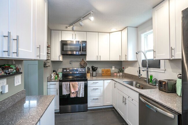 Building Photo - Spacious and Updated Rainier Meadows Home with Private Backyard