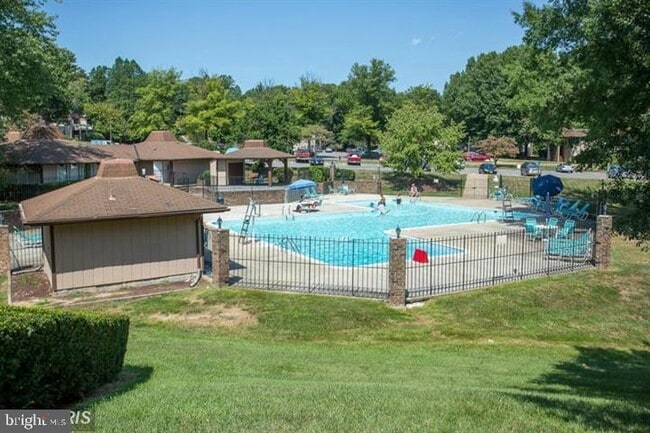 Building Photo - 5808 Royal Ridge Dr