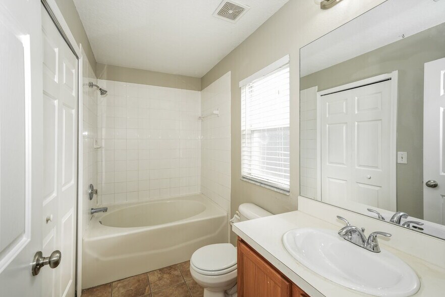 Building Photo - 30932 Midtown Ct