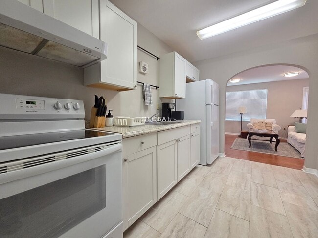 Building Photo - Charming 2-Bedroom Home within 3 miles of ...