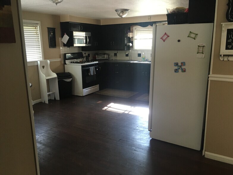 Kitchen - 6811 Poland Center Dr