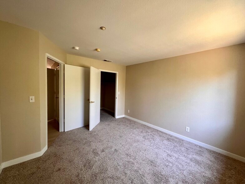 Master & Walk-in Closet - 2001 Eastwood Dr