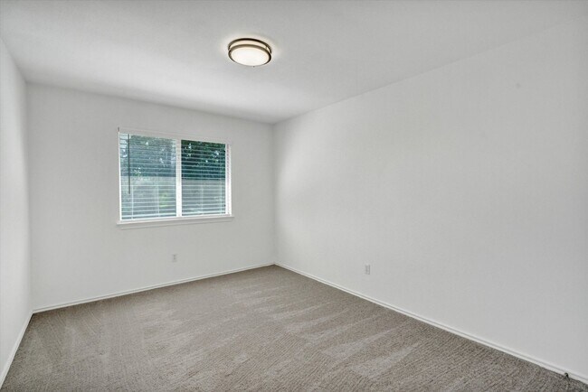 Building Photo - 412 Steeplechase Dr