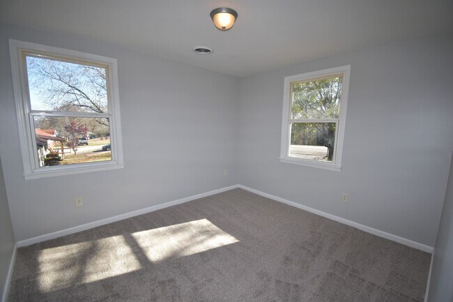 Building Photo - 4 Bedroom Home For Rent Over The River!