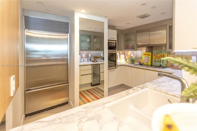 Building Photo - 520 West Ave