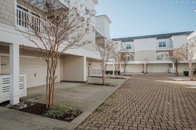 Building Photo - 3BD/3.5BA Immaculate Condo at the Oceanfront!