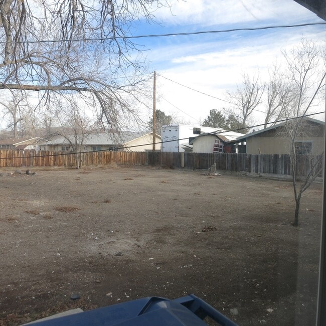 Building Photo - Cozy 4 bedroom House