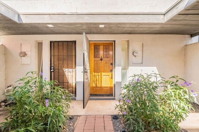 Building Photo - Less than 2 miles from Old Town Scottsdale!