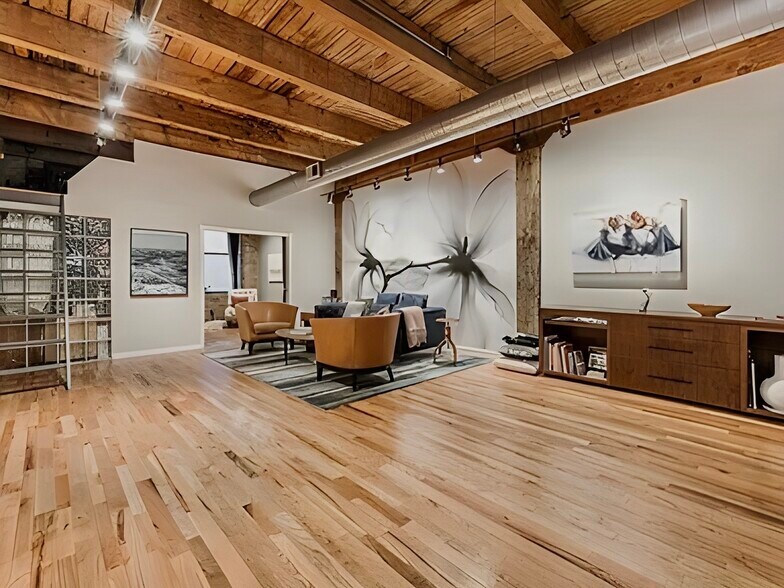 Building Photo - 312 N May St