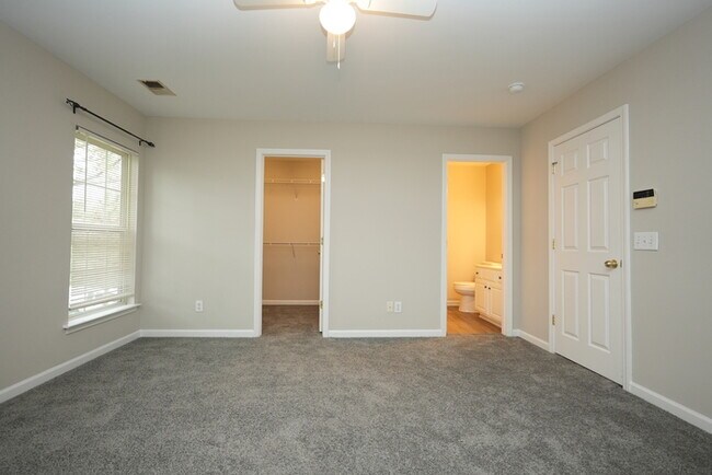 Building Photo - Charming 3-Bedroom, 3-Bathroom Townhome