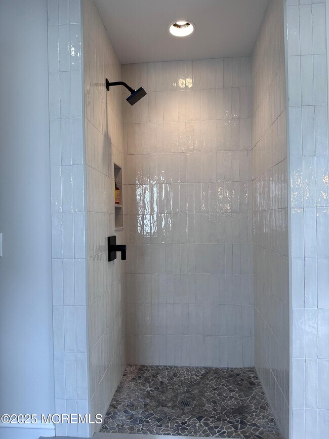 Building Photo - 407 2nd Ave