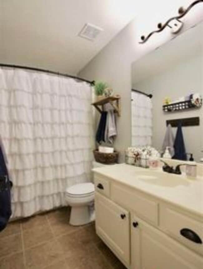 Building Photo - Spacious Five Bedroom Home!