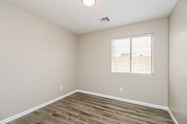 Building Photo - 2725 E Carol Ave