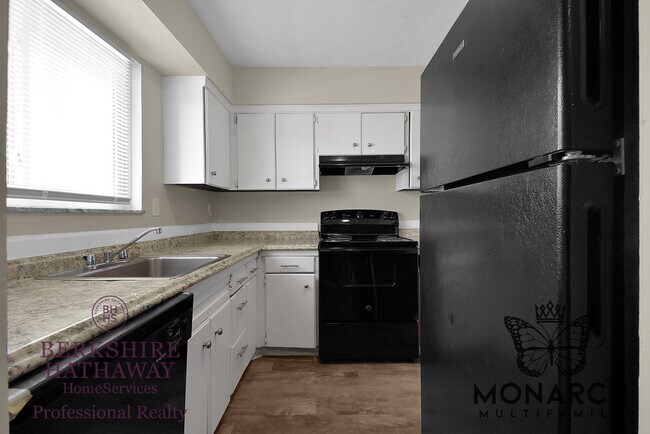 Building Photo - 2 Bedroom Townhouse Apartment- HUGE WALK IN CLOSET