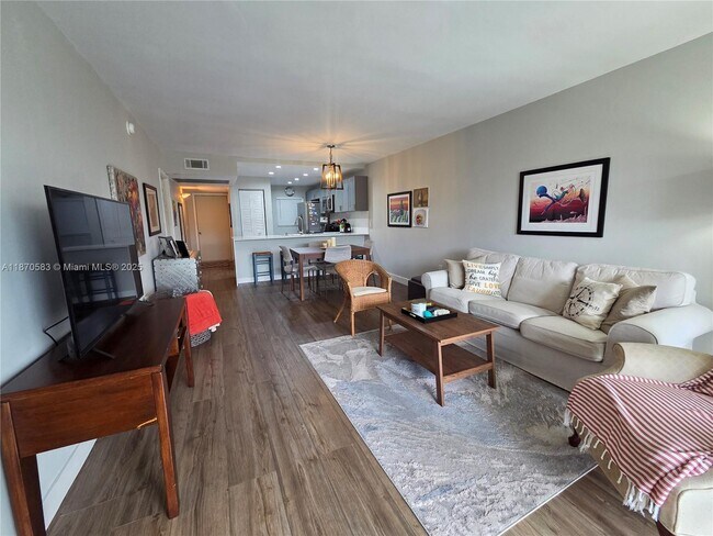 Building Photo - 9410 Poinciana Pl