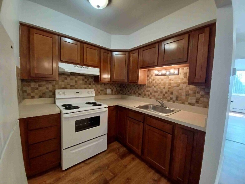 Building Photo - 1861 W 13 Mile Rd