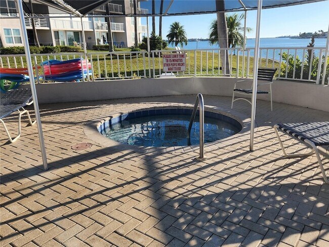 Building Photo - 5901 Bahia Del Mar Cir N