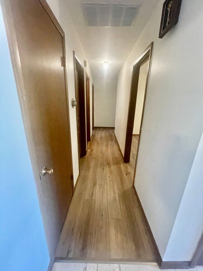 Building Photo - 3269 N Weller Ave