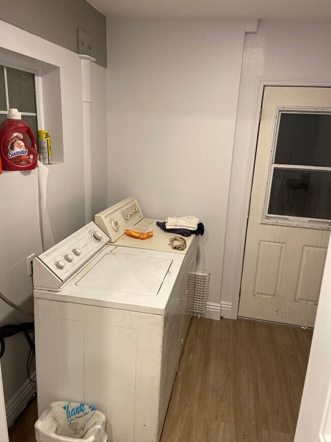 Building Photo - 9149 Rosedale Dr