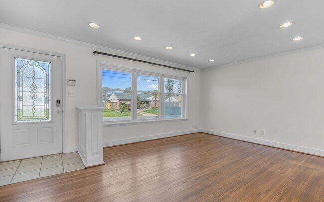 Building Photo - For Rent. 4 Bedrooms