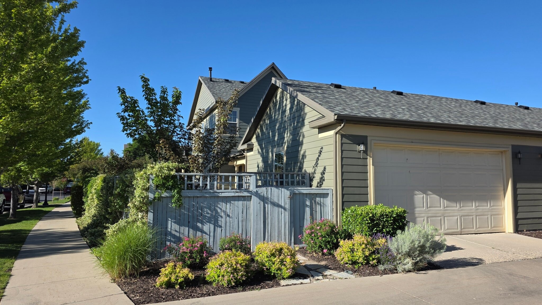 Building Photo - 4294 Lake Bridge Dr
