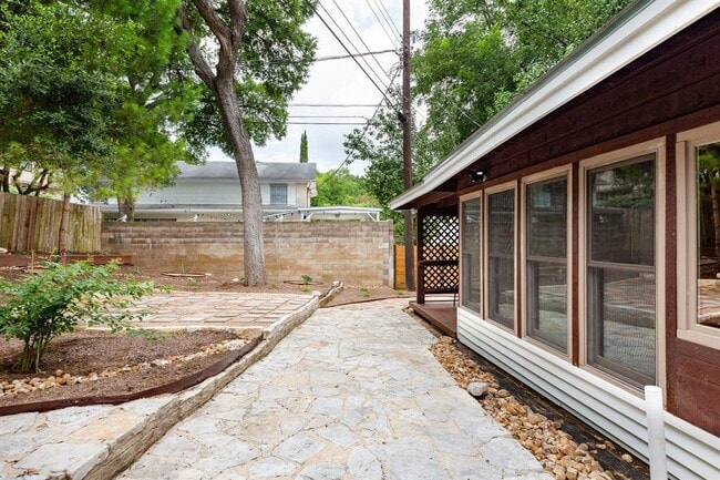 Building Photo - 1703 Deerfield Dr