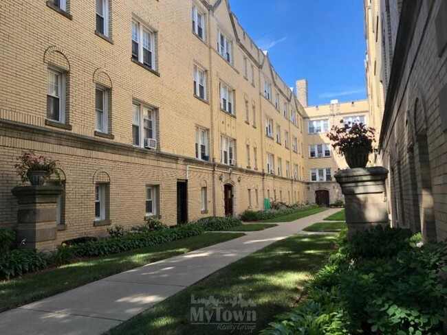 Building Photo - 1 bedroom in CHICAGO IL 60625