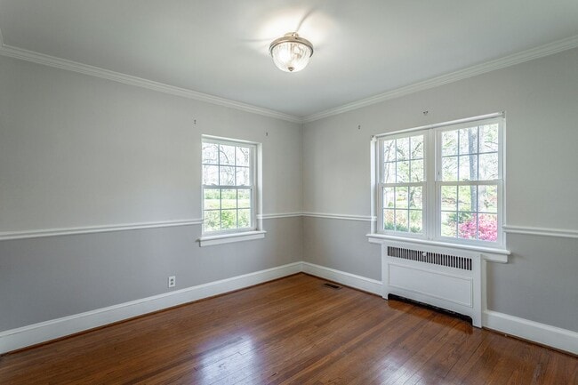 Building Photo - 3 Bedroom 2 Bath Classic