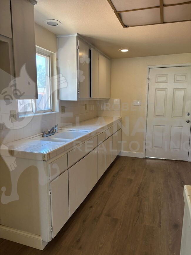 Building Photo - 2 Bedroom/ 1 bathroom home.