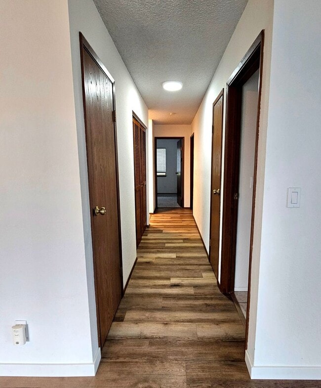 Building Photo - Charming, bright and peaceful condo close to ferries and shopping in Kingston!
