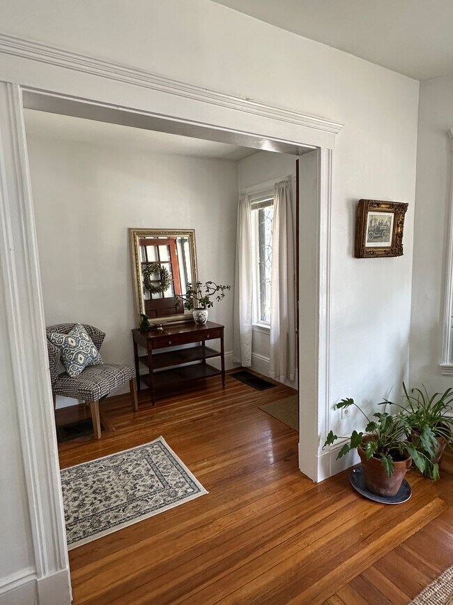 Building Photo - The Perfect 2bed/1bath with Porch, Private...