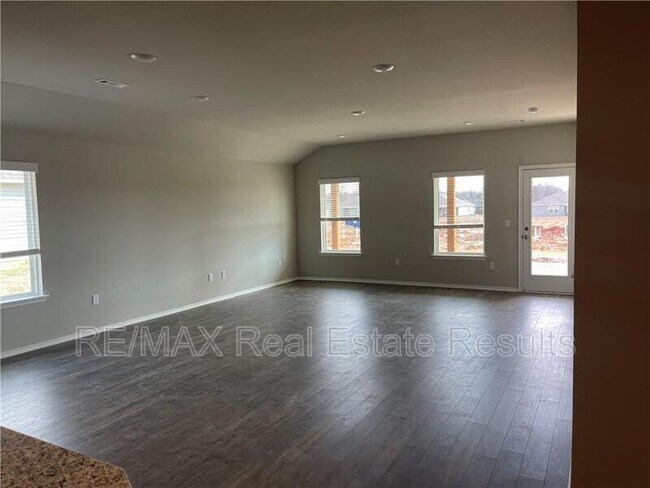 Building Photo - 806 Comanche Dr