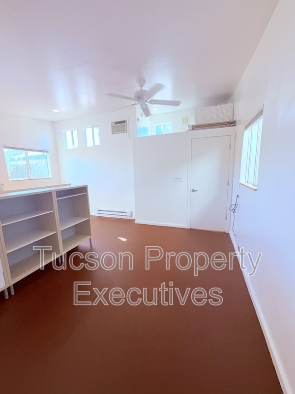 Building Photo - 443 E Delano St