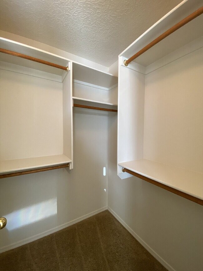 Building Photo - Large 5BR/2Story w/Balcony - Northern Meadows