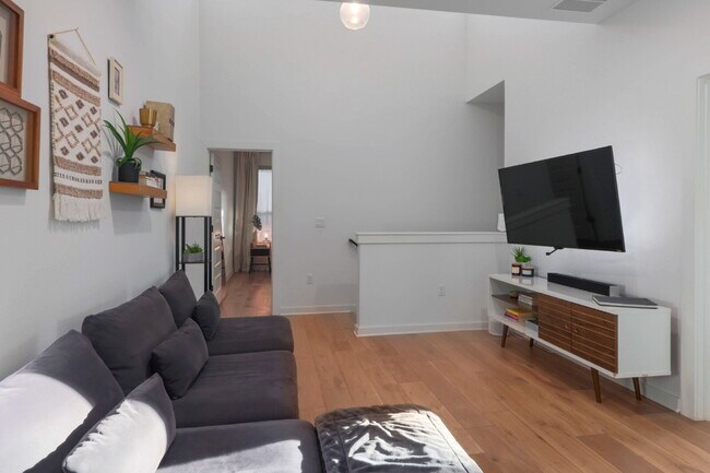 Building Photo - Spacious 3-Bedroom Townhouse Retreat 1 MON...
