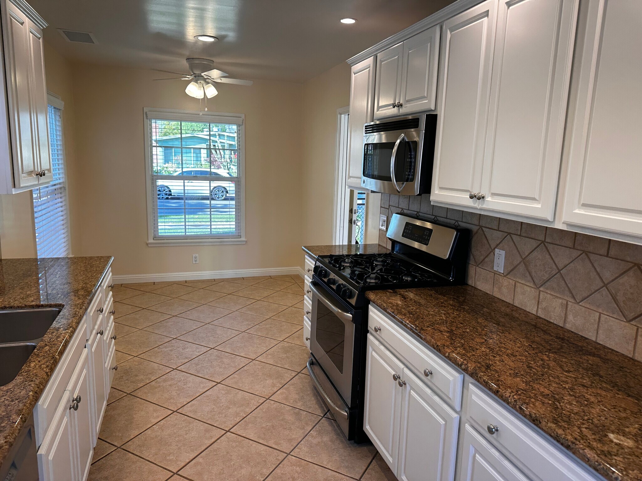 Building Photo - 5818 E Scrivener St