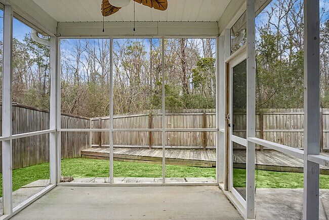 Building Photo - 3 bedrooms, 2.5 bathrooms  2-car garage in...