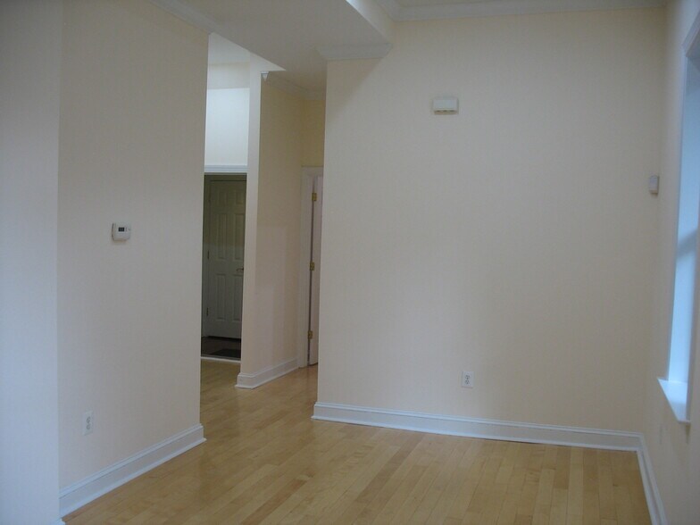 Building Photo - 2120 Mt Royal Terrace