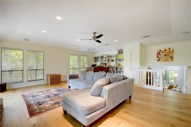 Building Photo - 2303 Doral Dr